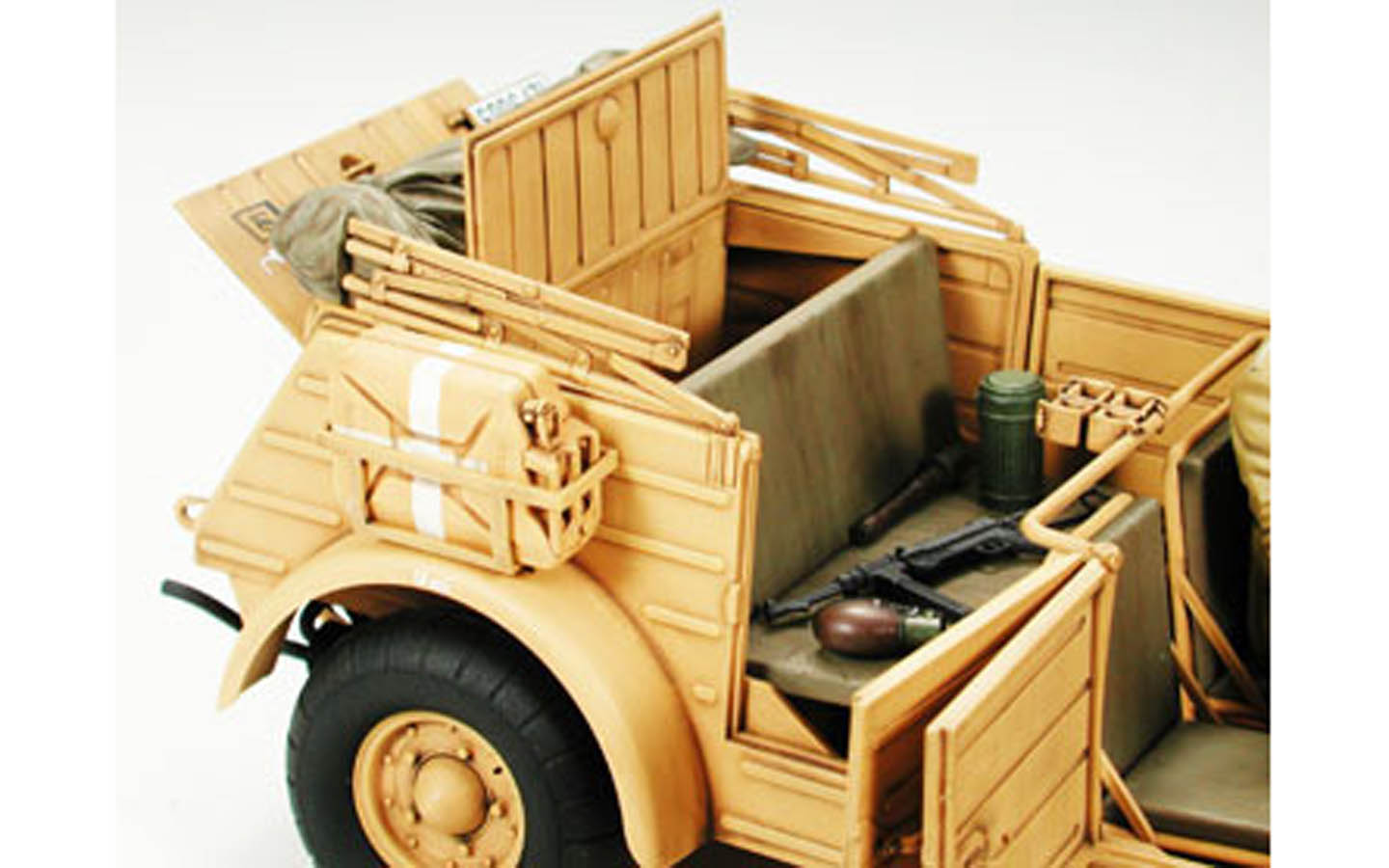 TAMIYA ドイツ軍 KÜBELWAGEN TYPE 82 1/16スケール 1/16 German Type 82 Kubelwagen Africa Corps - Squadron.com