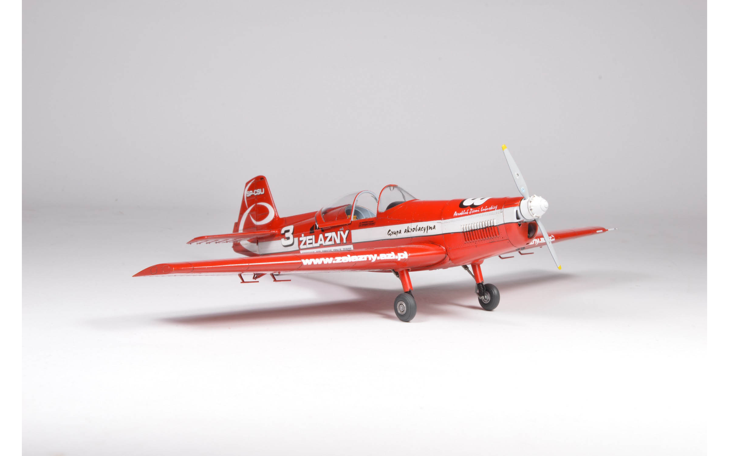 ZLIN AKROBAT 航空機キット 19-25エンジン ZLIN AKROBAT 航空機キット 19-25エンジン