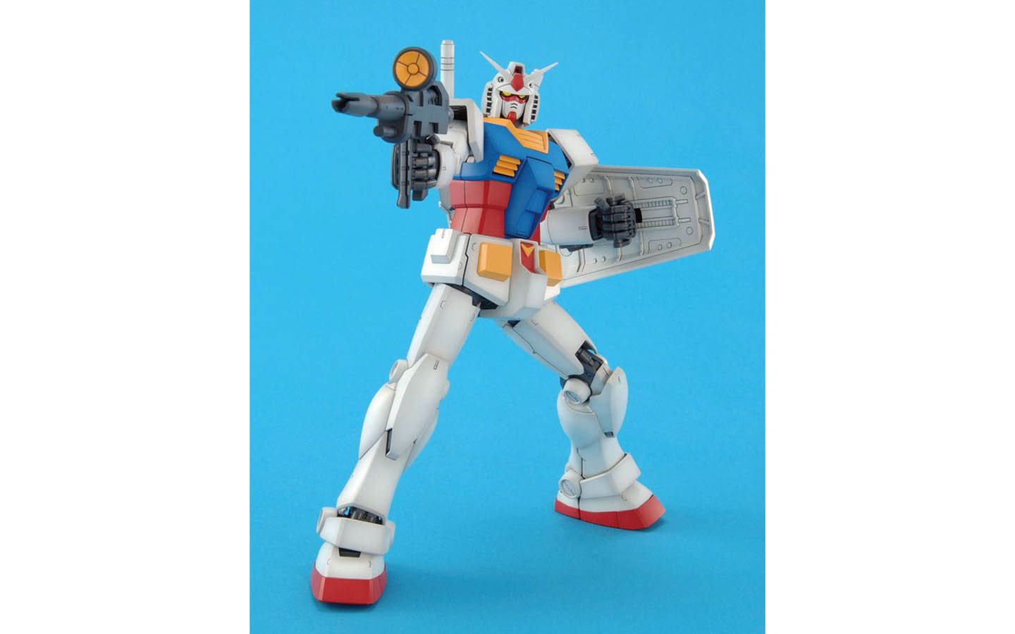 Master Grade (MG) RX-78-2 Gundam Ver.2.0 - E.F.S.F Prototype Close