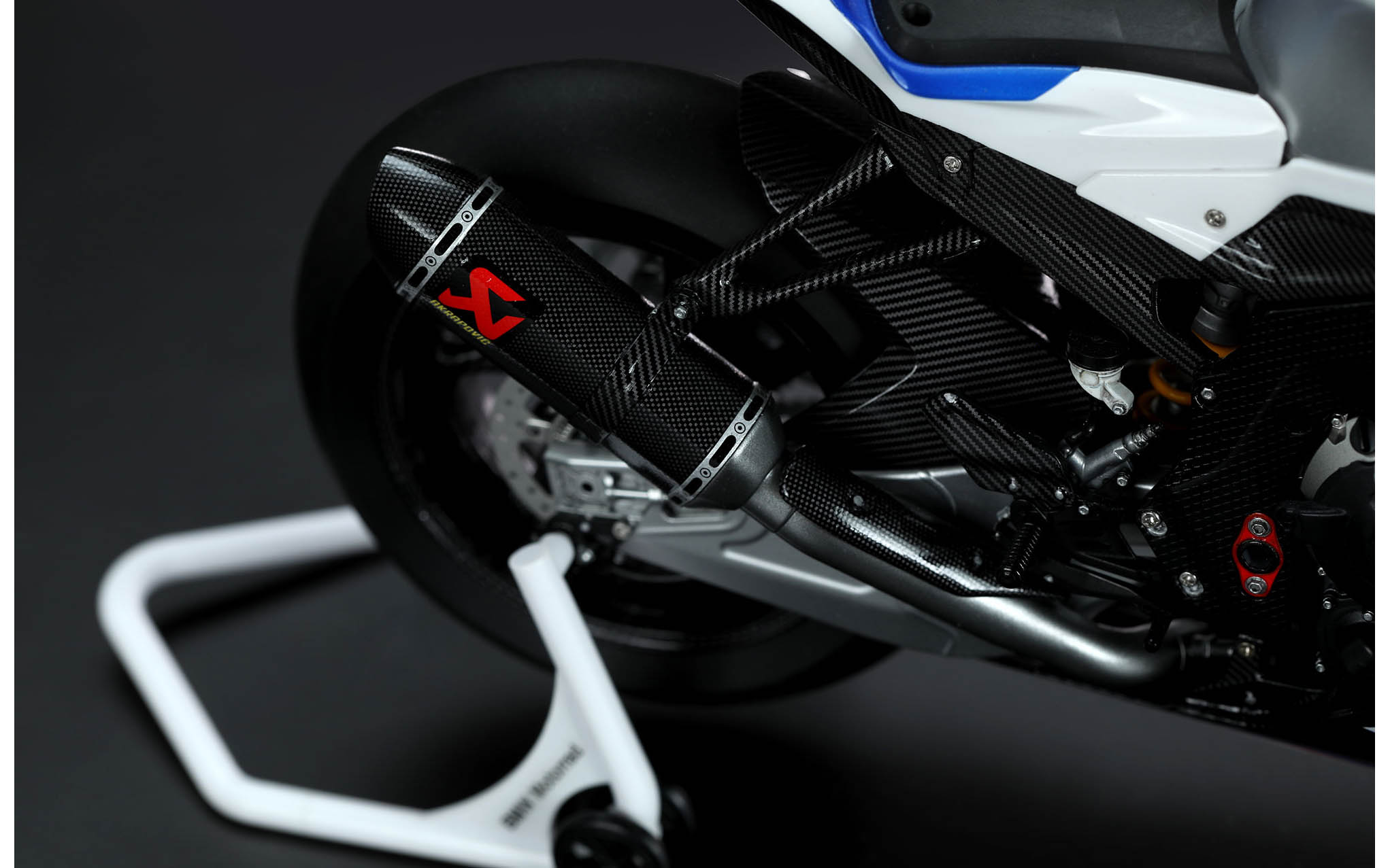 オートバイ・バイク MENG 1/9 BMW HP4 RACE MT-004 Amazon.com: MENG Model MNGMT-004 1:9-BMW HP4 Race Scale