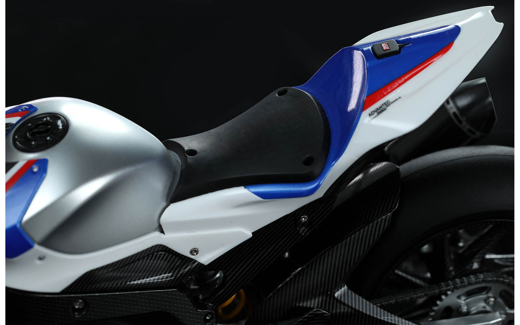 オートバイ・バイク MENG 1/9 BMW HP4 RACE MT-004 Amazon.com: MENG Model MNGMT-004 1:9-BMW HP4 Race Scale