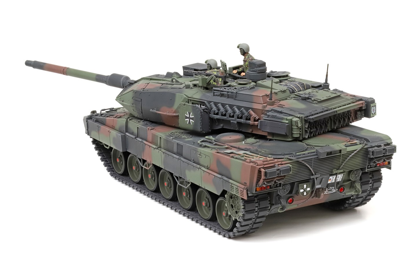 TAMIYA LEOPARD 2 A5 ラジオコントロールタンクセット Amazon.com: Tamiya Leopard 2 A5 Main Battle Tank : Arts, Crafts