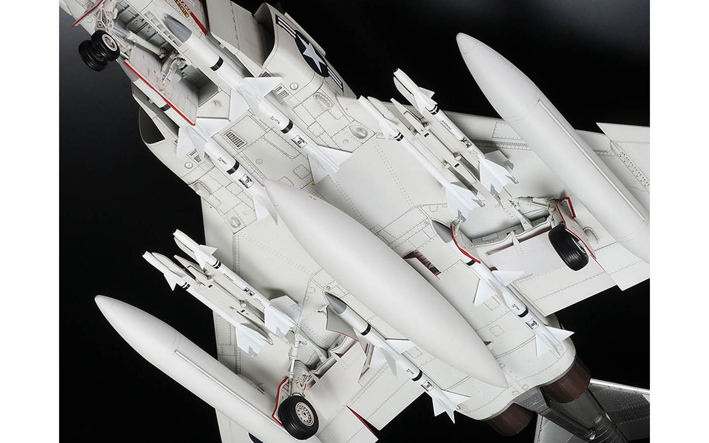 1/32 SCALE MCDONNELL DOUGLAS F-4J PHANTOM II | TAMIYA