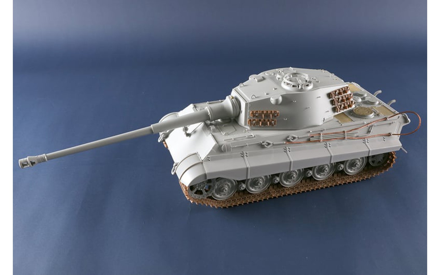 Pz.Kpfw.VI Sd.Kfz.182 Tiger II Henschel 105mm - Trumpeter 00949