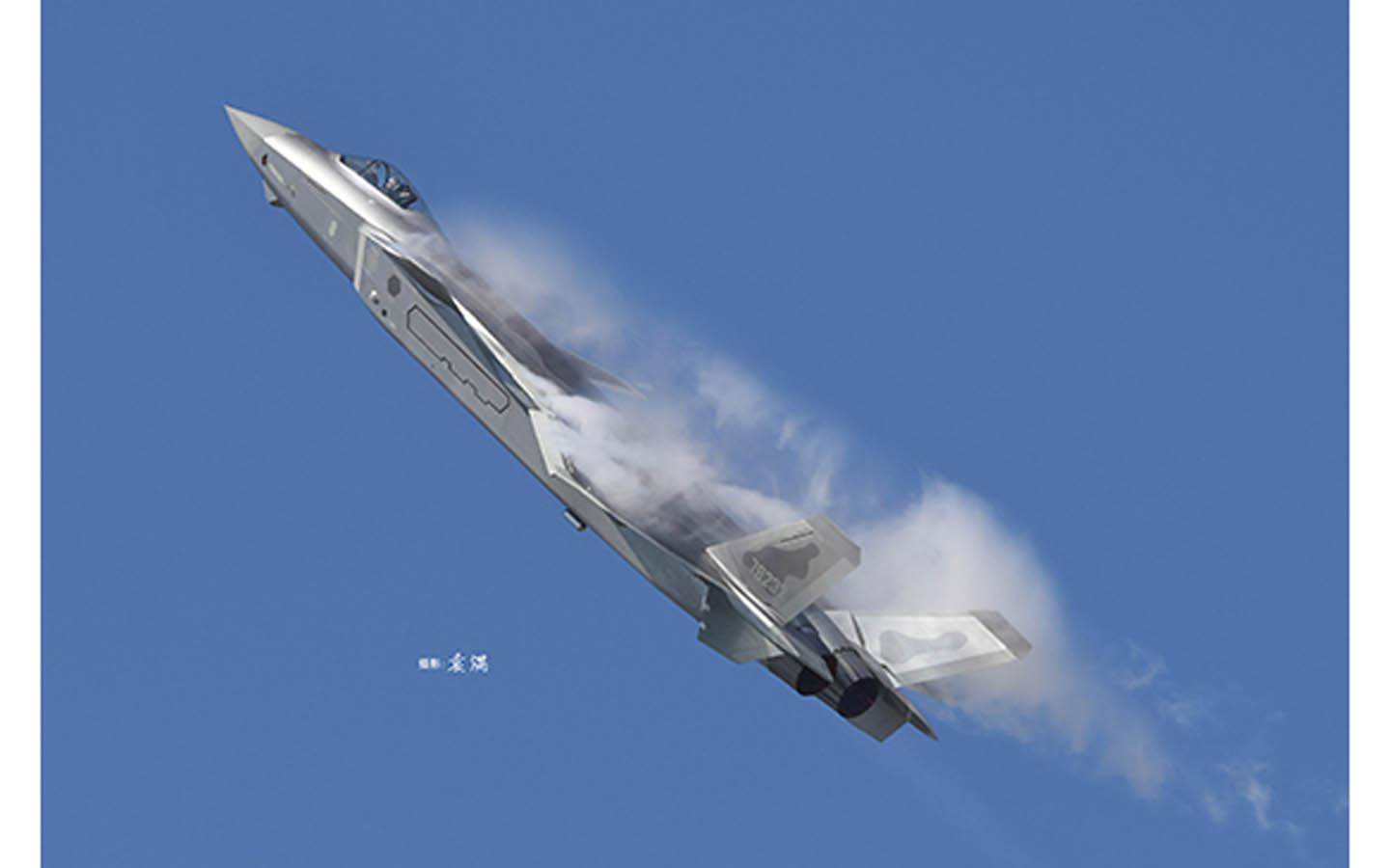 Chinese J-20 Mighty Dragon - Trumpeter 05811 | kingshobby.com
