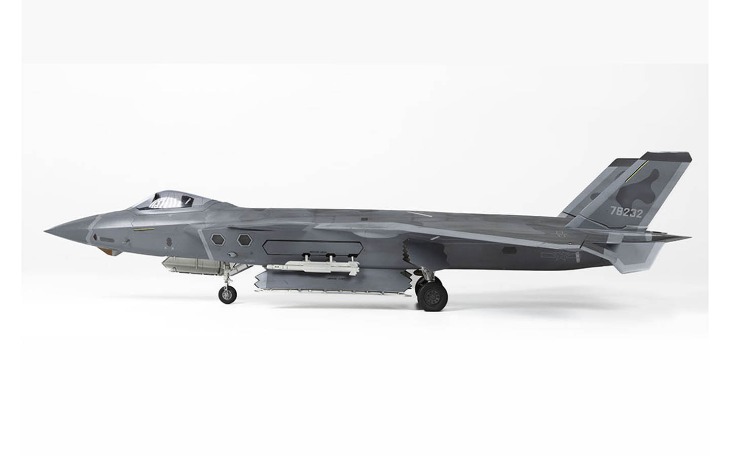 Chinese J-20 Mighty Dragon - Trumpeter 05811 | kingshobby.com