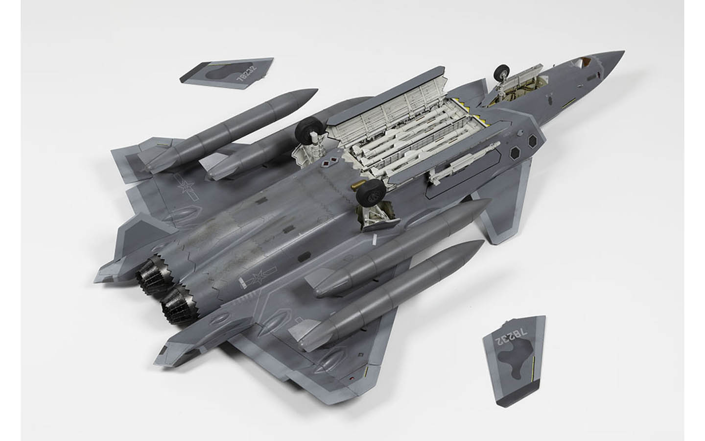 Chinese J-20 Mighty Dragon - Trumpeter 05811 | kingshobby.com