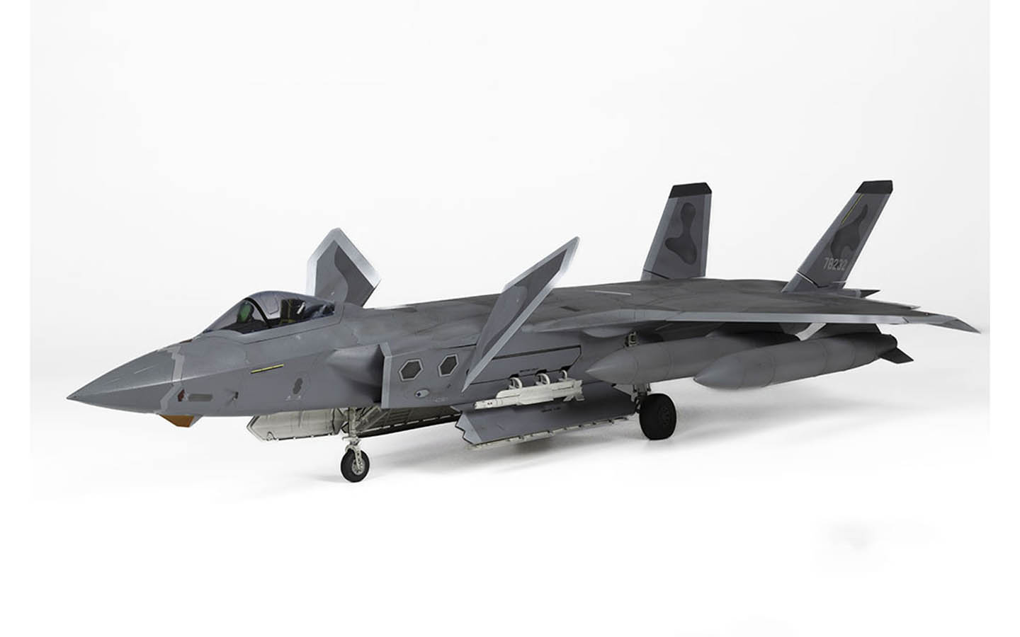 【未開封品】DragonModels1/6ApolloAstronaut2011 Chinese J-20 Mighty Dragon - Trumpeter 05811 | kingshobby.com