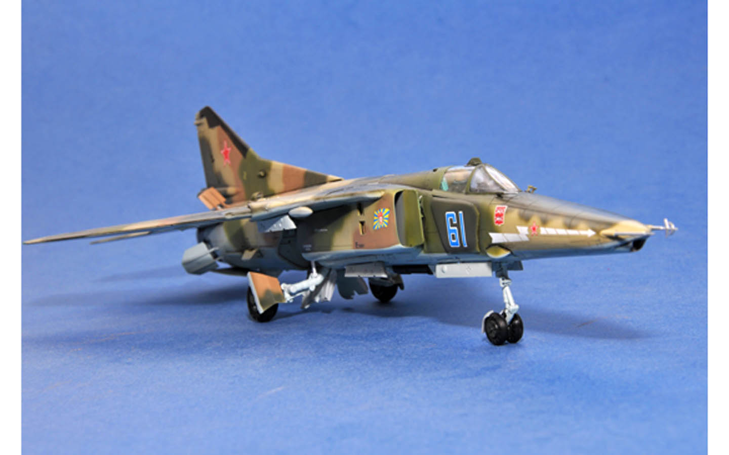 トランぺッター1/48「MiG-27」完成品 Amazon | トランペッター 1/48 MiG-27 フロッガーD型 プラモデル