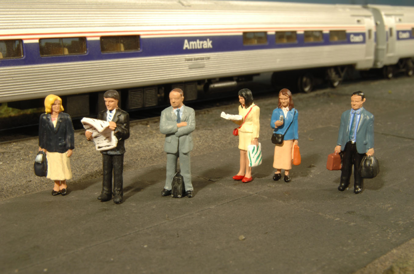 Standing Platform Passengers HO Scale Bachmann Trains 33110