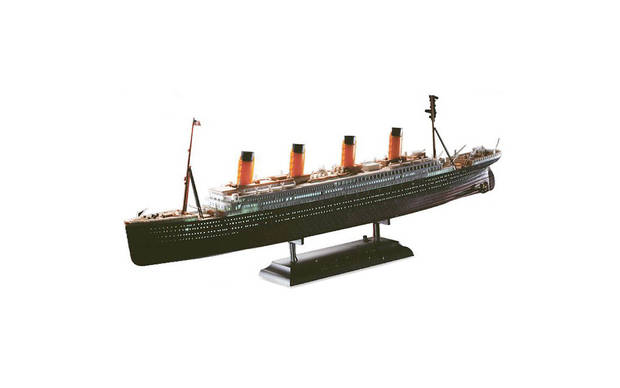 Model Kit loď 14220 - R.M.S. TITANIC a LED SET MCP (1:700